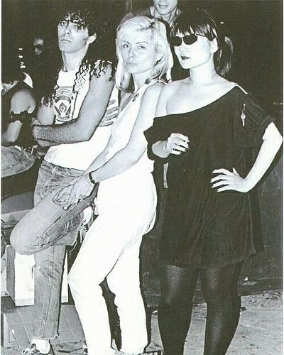 debbie-harry-anya-phillips-paul-zone-outside-cbgbs-1977