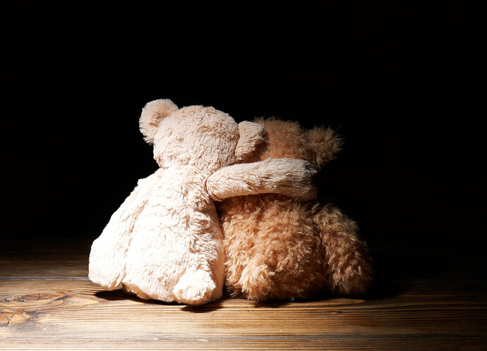 teddy-bears-hugging-landscape